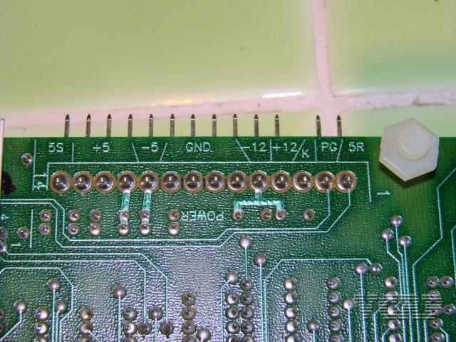 DSC00929.JPG - Detail de la carte mere : le connecteur d'alimentation